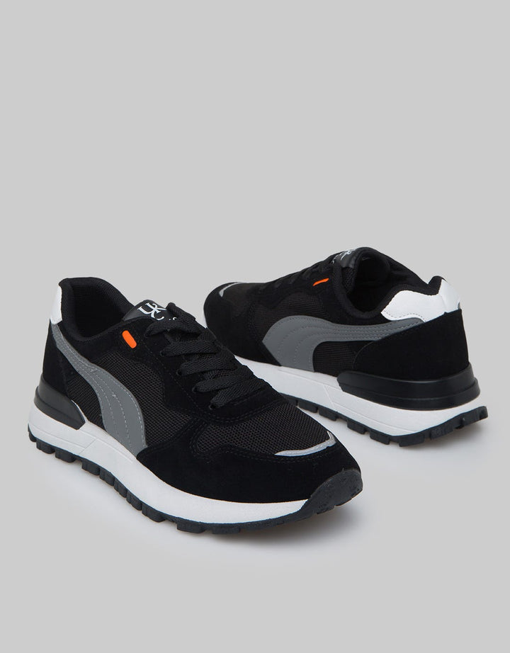 Yongki Komaladi Man Casual Sneakers