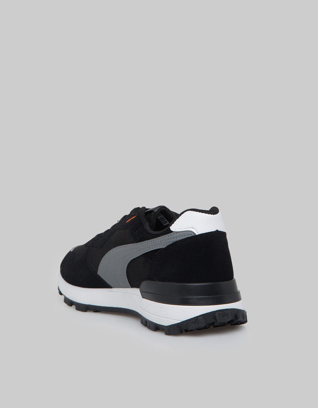 Yongki Komaladi Man Casual Sneakers