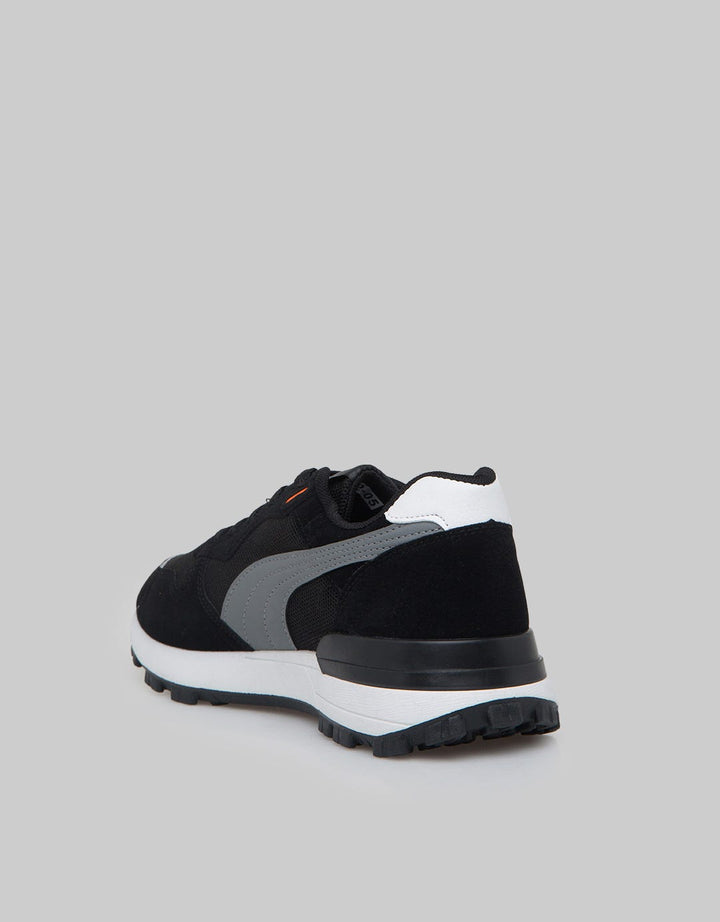 Yongki Komaladi Man Casual Sneakers