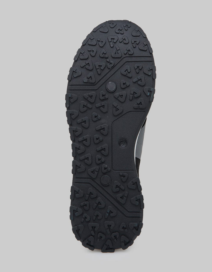 Yongki Komaladi Man Casual Sneakers