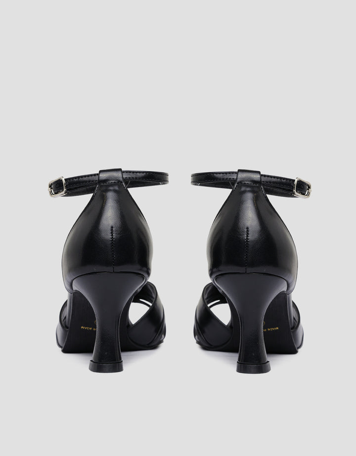 Yongki Komaladi Charming Look Heels Wanita