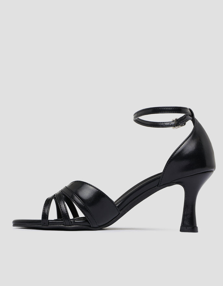 Yongki Komaladi Charming Look Heels Wanita