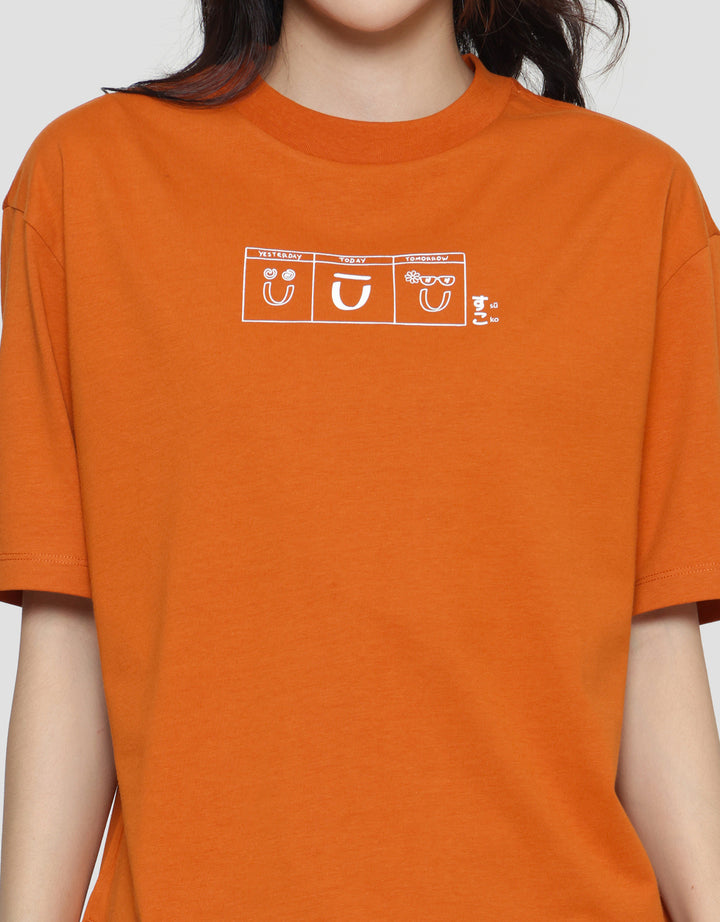 Suko Oversized Graphic Print Kerah Bulat Kaos Lengan Pendek Wanita