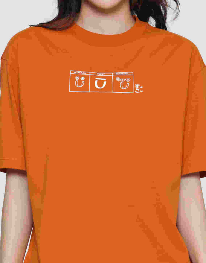 Suko Oversized Graphic Print Kerah Bulat Kaos Lengan Pendek Wanita