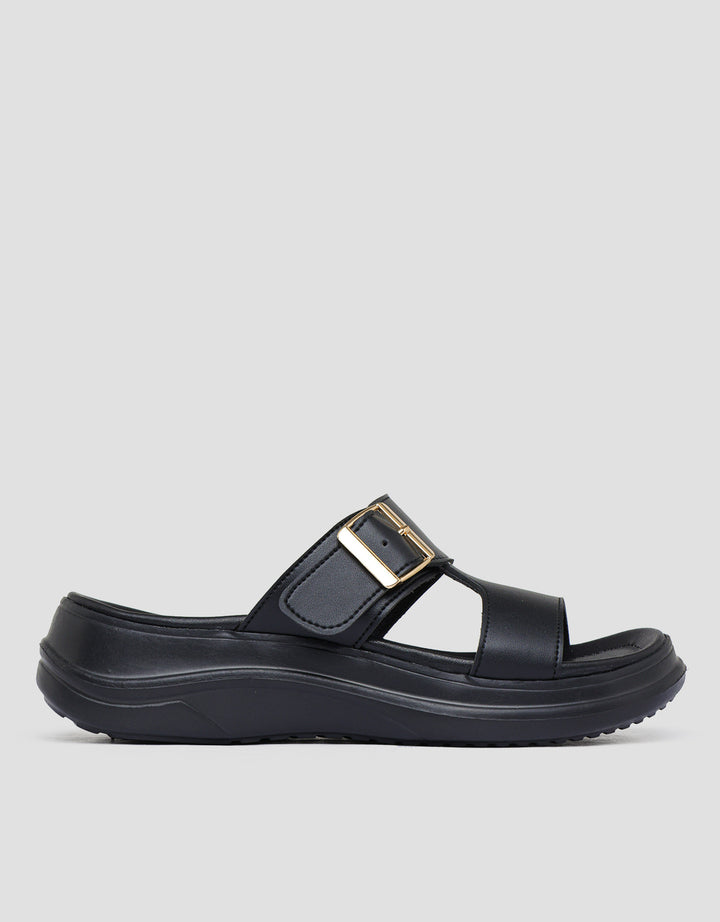 Yongki Komaladi Buckle Strap Sandal Wanita