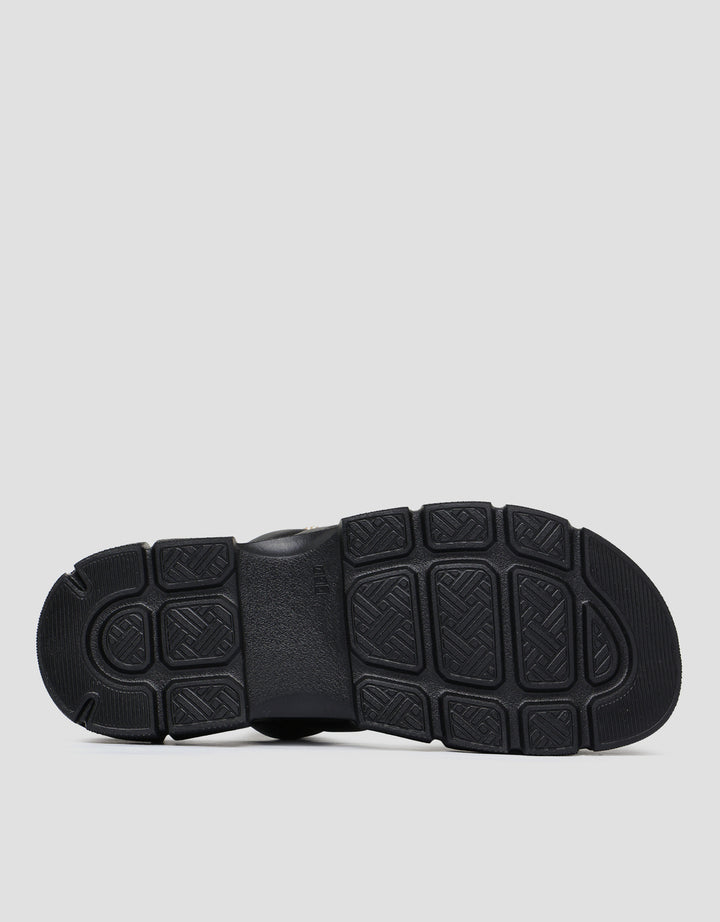 Yongki Komaladi Double Stitching Strap Sandal Wanita