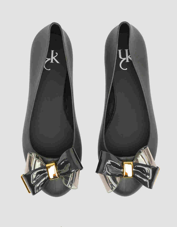 Yongki Komaladi Flower Brooch Women's Flat Shoes