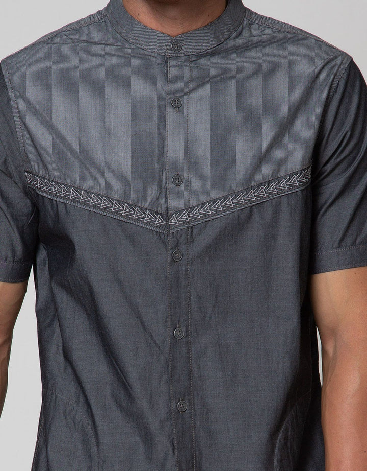 Cardinal Jeans Kemeja Koko Lengan Pendek V Print