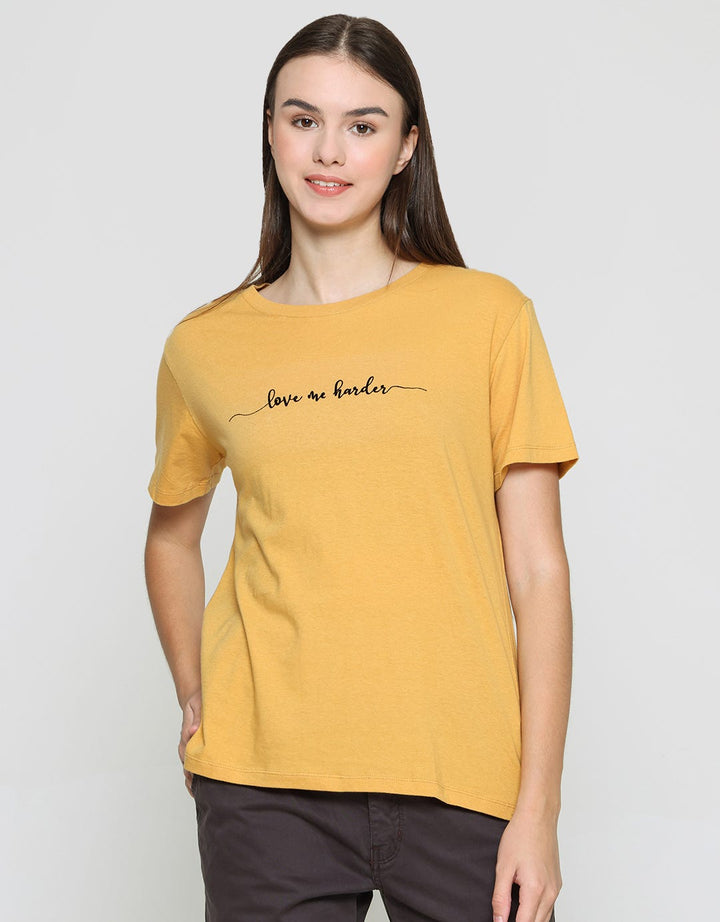 Cardinal Love Me Harder Print Kaos Casual Wanita