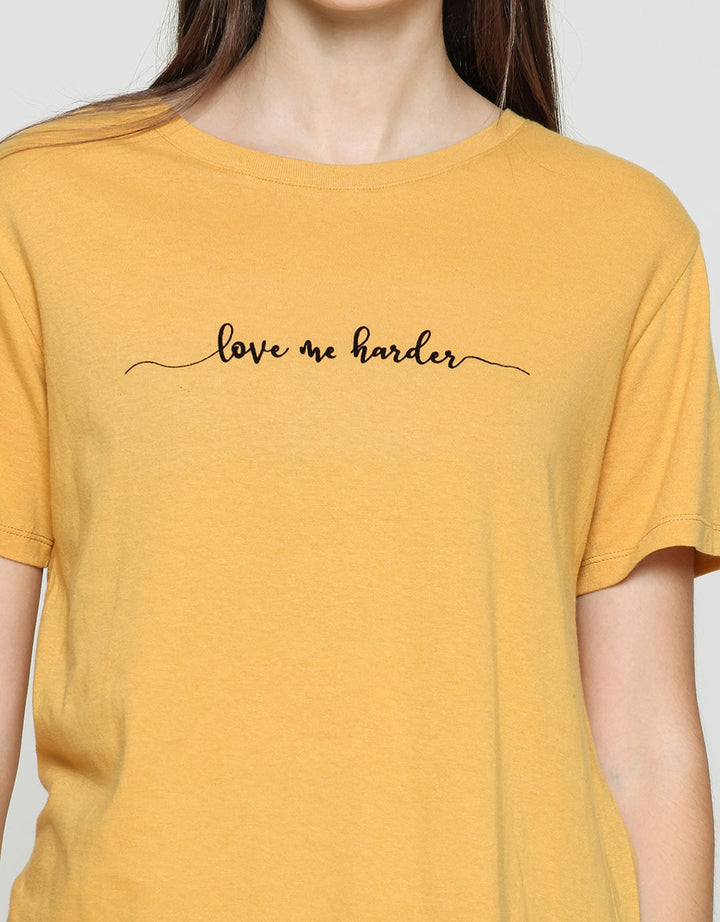 Cardinal Love Me Harder Print Kaos Casual Wanita