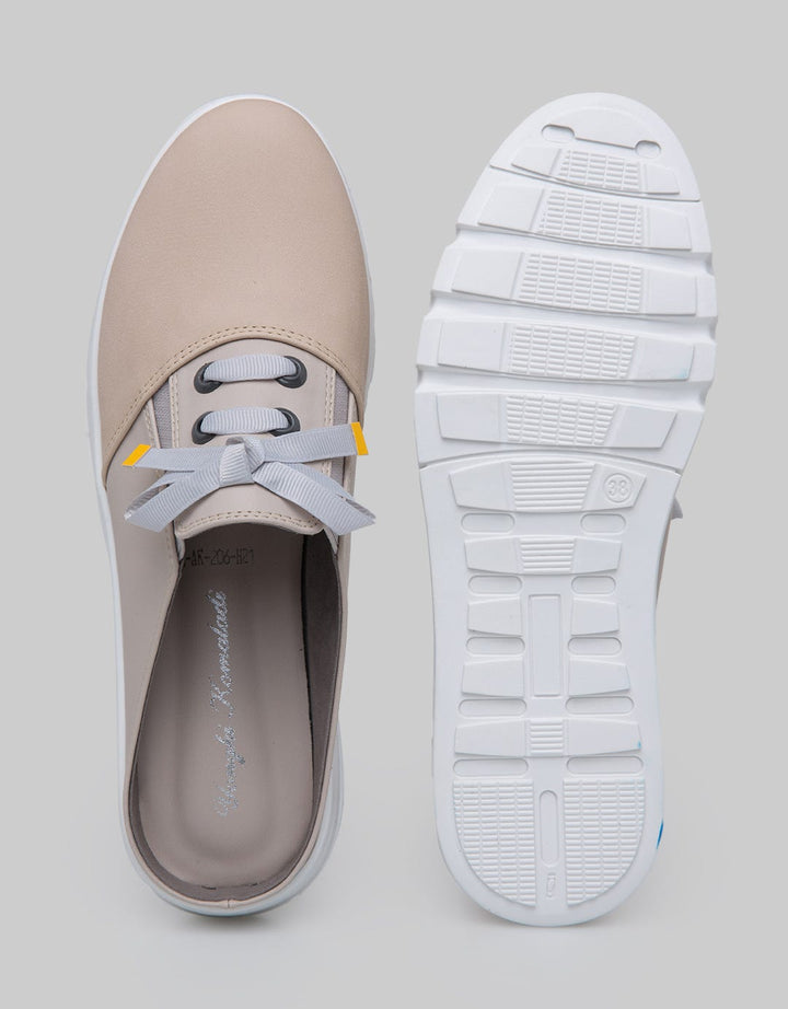 Yongki Komaladi Open Back Shoelace