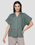Cardinal Girl V-Neck Kemeja Wanita
