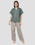 Cardinal Girl V-Neck Kemeja Wanita