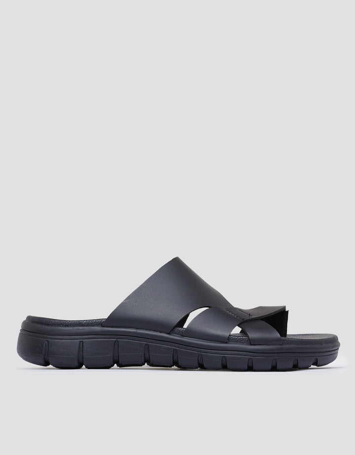 Yongki Komaladi Cross Straps Sandal Pria