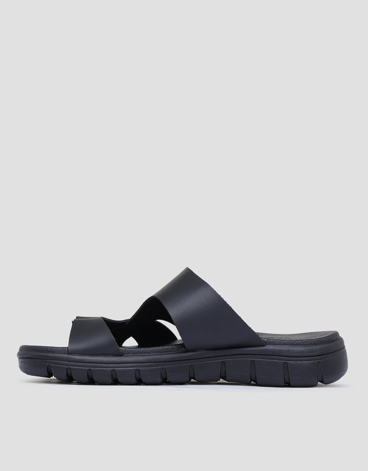 Yongki Komaladi Cross Straps Sandal Pria