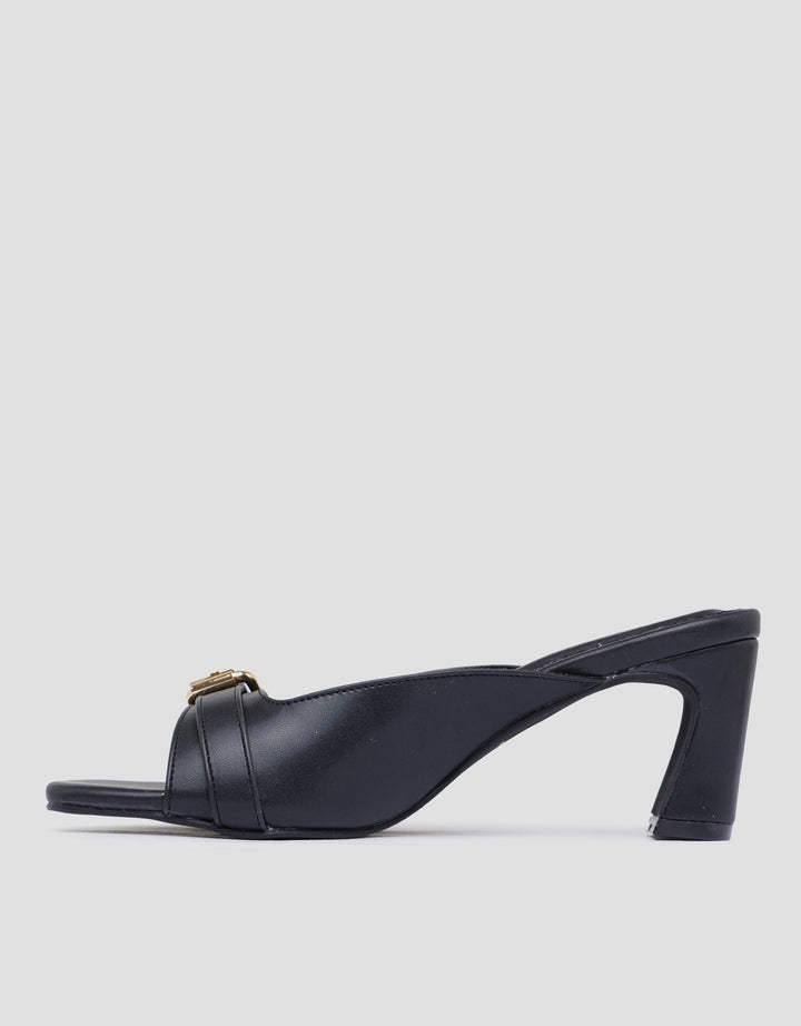 Yongki Komaladi Buckle Look Heels Wanita