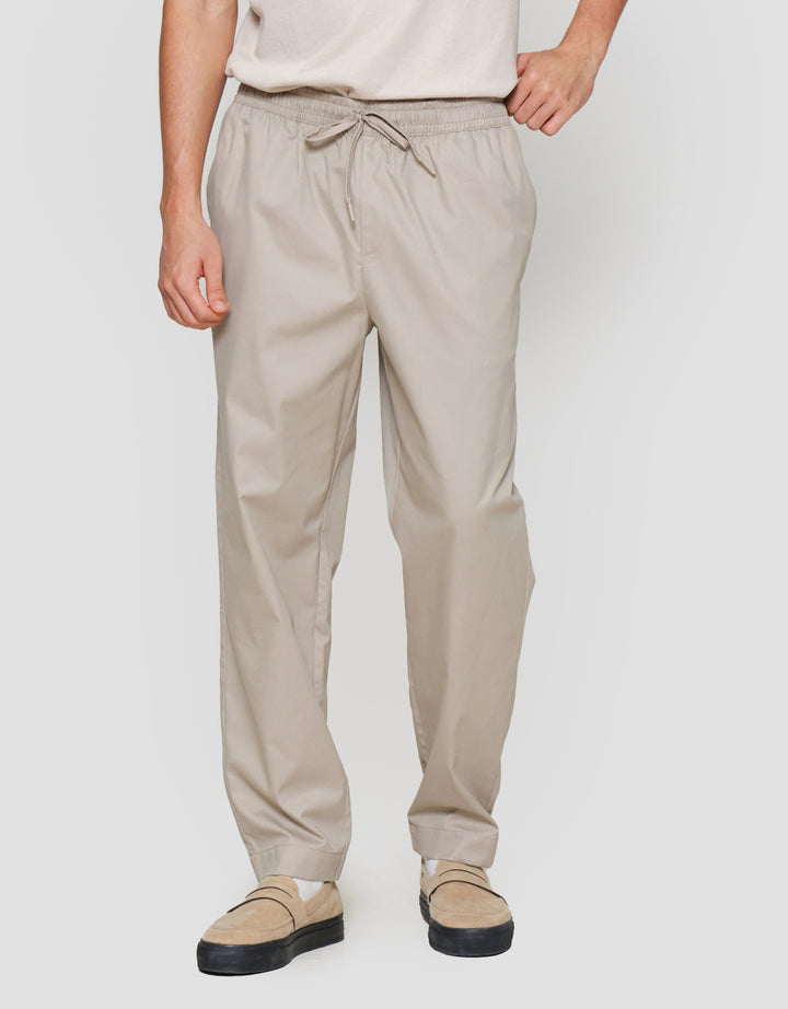 Suko Woven Relax Fit Celana Panjang Chinos Pria