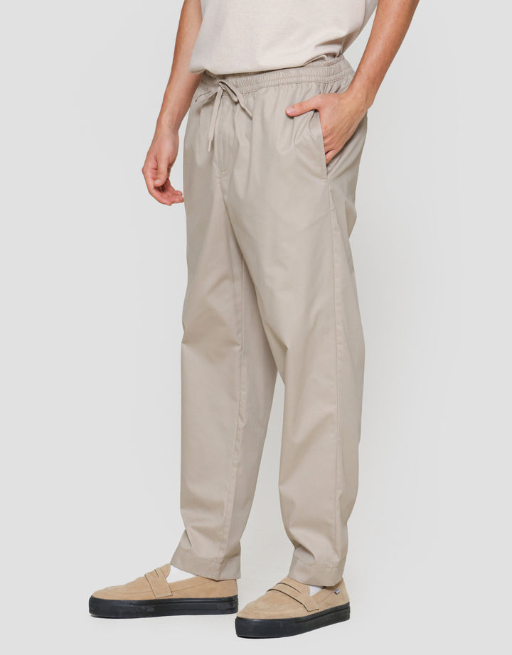 Suko Woven Relax Fit Celana Panjang Chinos Pria
