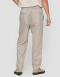 Suko Woven Relax Fit Celana Panjang Chinos Pria
