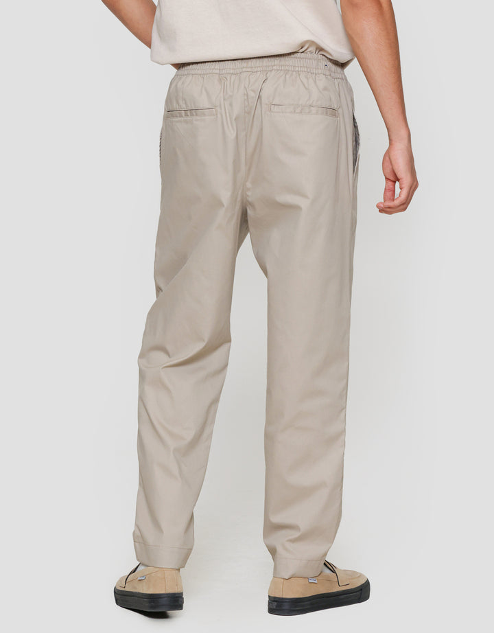 Suko Woven Relax Fit Celana Panjang Chinos Pria