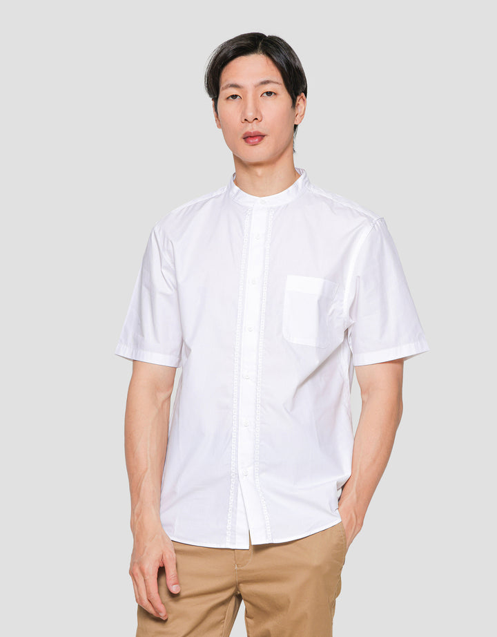 Suko Motif Eyelet Kerah Tegak Kemeja Lengan Pendek Pria