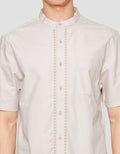 Suko Motif Eyelet Kerah Tegak Kemeja Lengan Pendek Pria