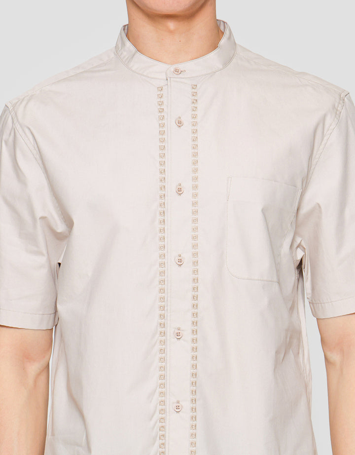 Suko Motif Eyelet Kerah Tegak Kemeja Lengan Pendek Pria