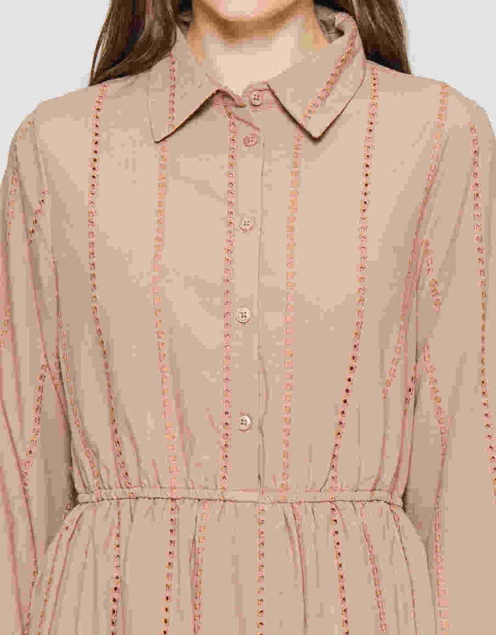 Suko Eyelet Gaun Lengan Panjang Wanita