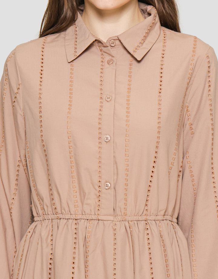 Suko Eyelet Gaun Lengan Panjang Wanita