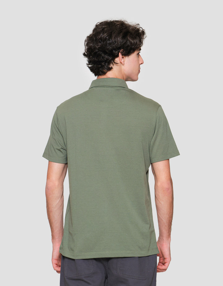 Cole Line Chest Stripe Kaus Kerah Pria