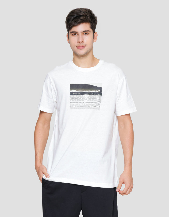 Cole Monochrome Mountain Kaos Pria