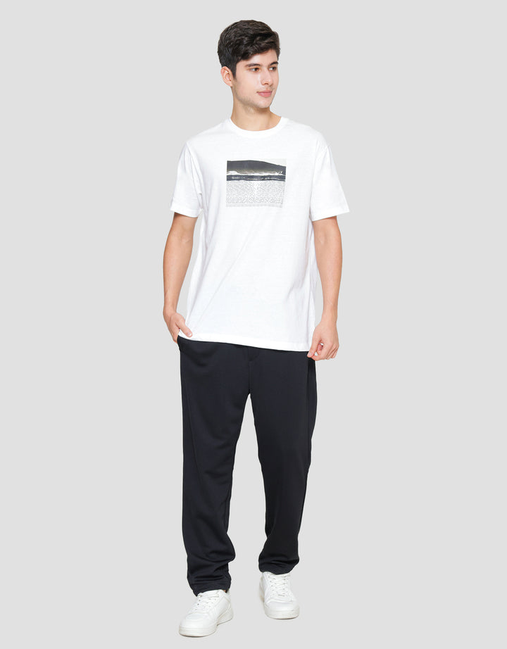 Cole Monochrome Mountain Kaos Pria