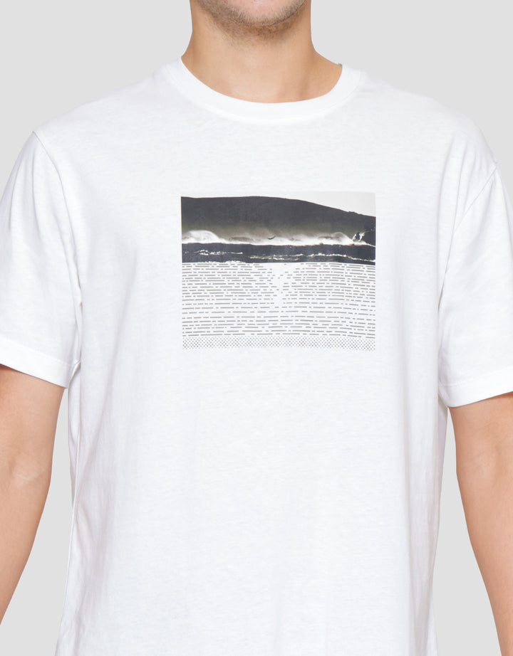 Cole Monochrome Mountain Kaos Pria