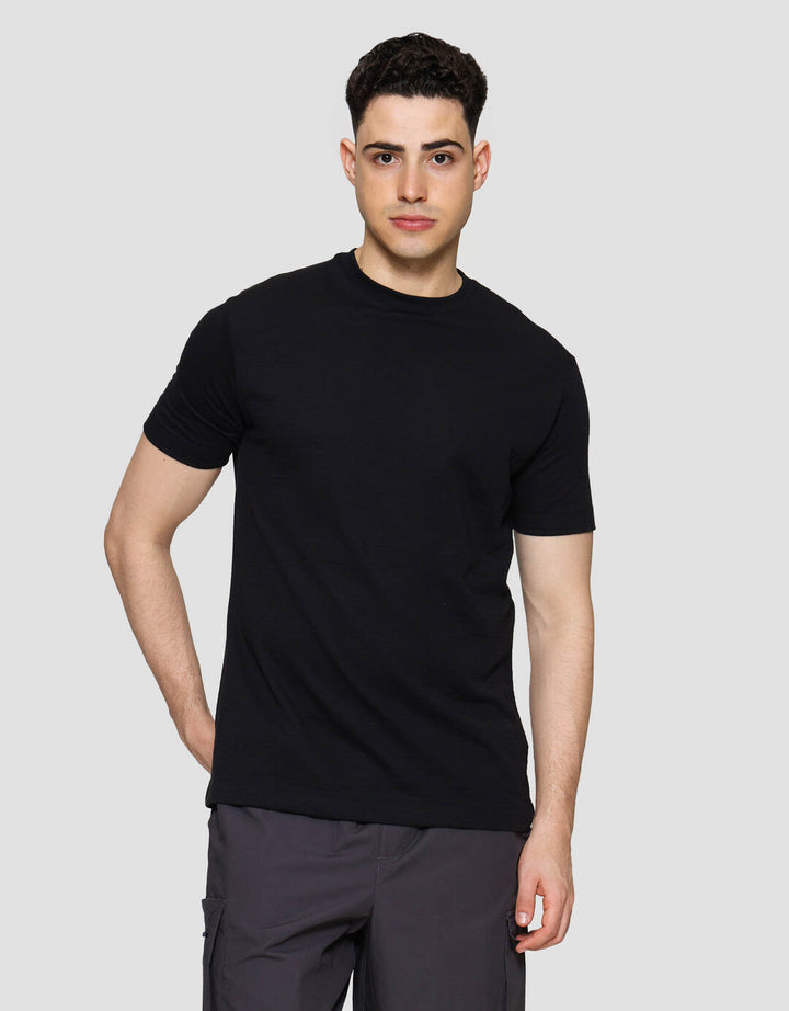 Cole Repeat Text Solid Kaos Casual Pria