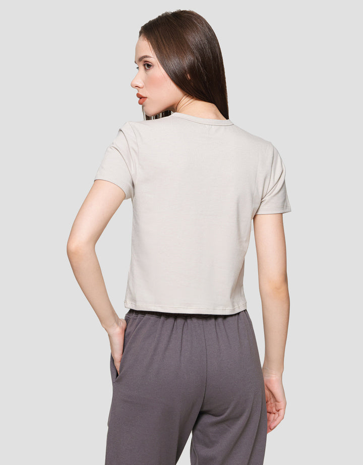 Nevada Kindness Kaos Crop Wanita