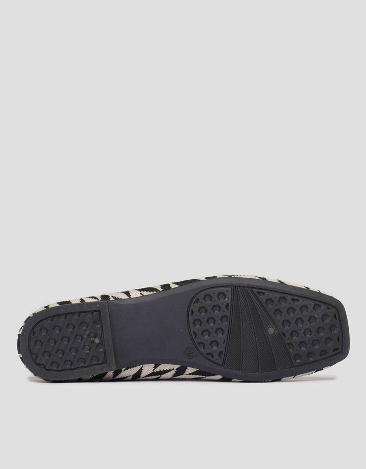 Connexion Sepatu Flat Wanita