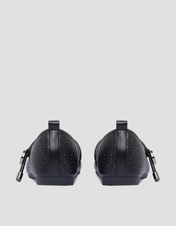 Connexion Sepatu Flat Wanita