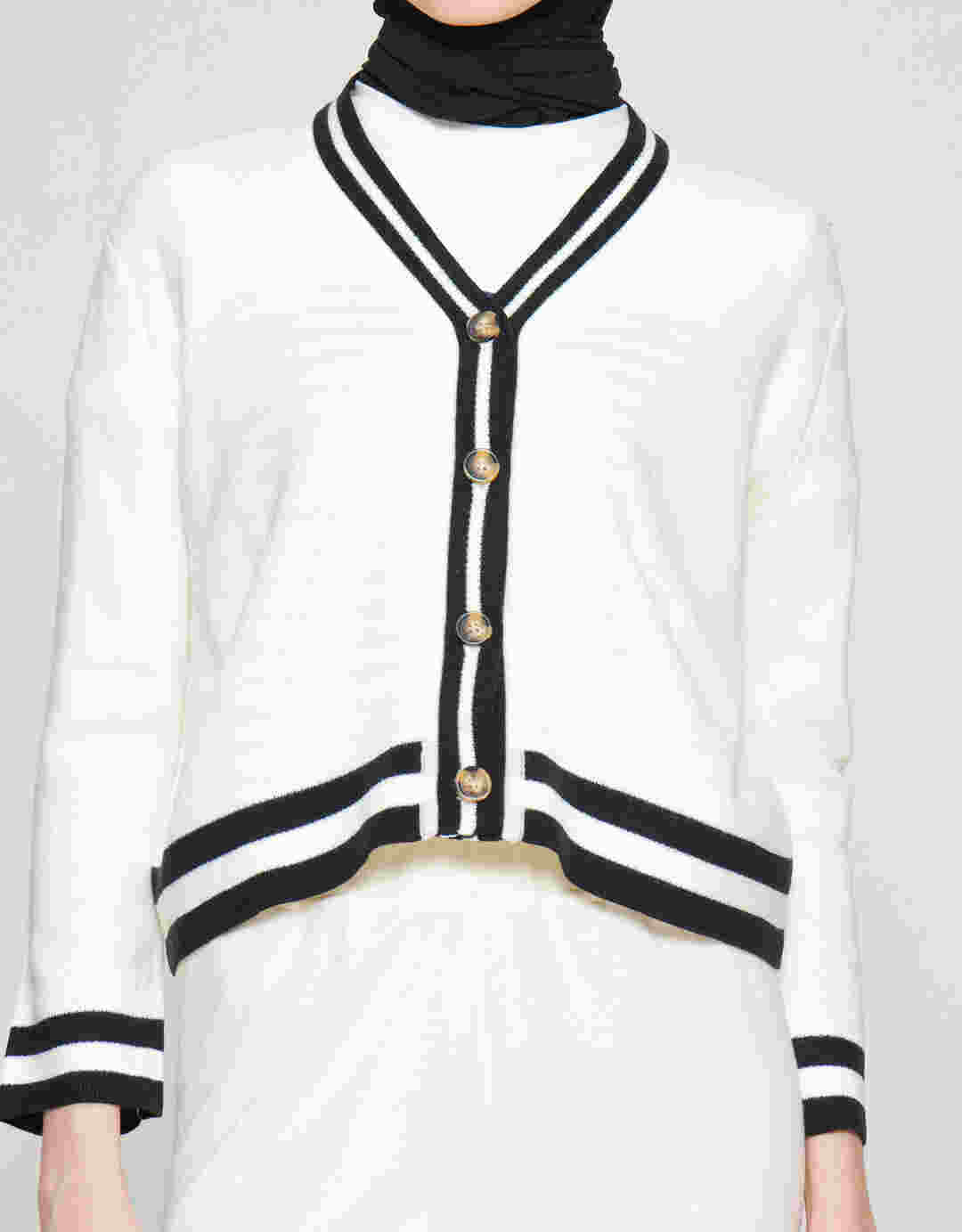 Annisa Blacklist Buttoned Cardigan Wanita