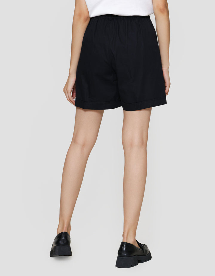 Nevada Woven Basic Pleats Celana Pendek Wanita