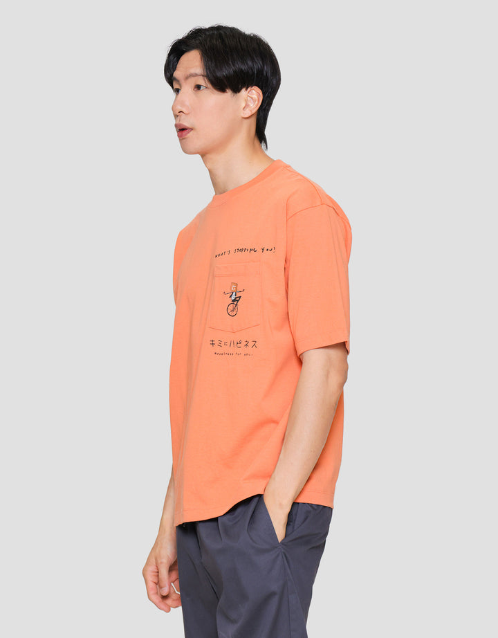 Suko Oversized Graphic Pocket Kerah Bulat Kaos Lengan Pendek Pria