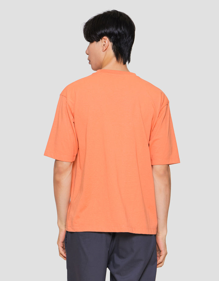 Suko Oversized Graphic Pocket Kerah Bulat Kaos Lengan Pendek Pria