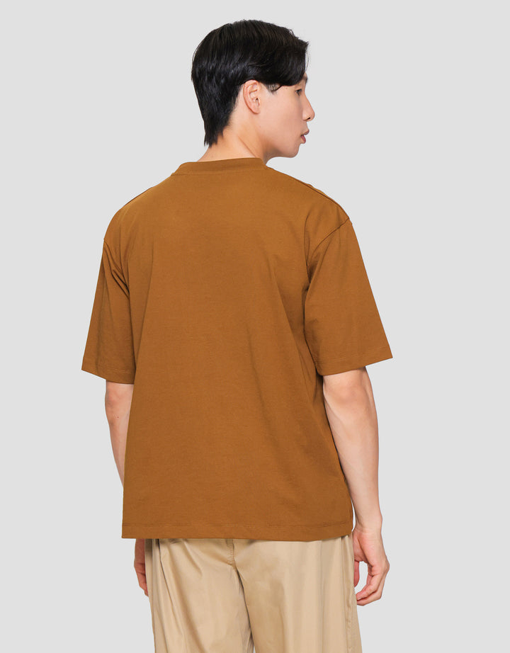 Suko Oversized Graphic Kerah Bulat Kaos Lengan Pendek Pria