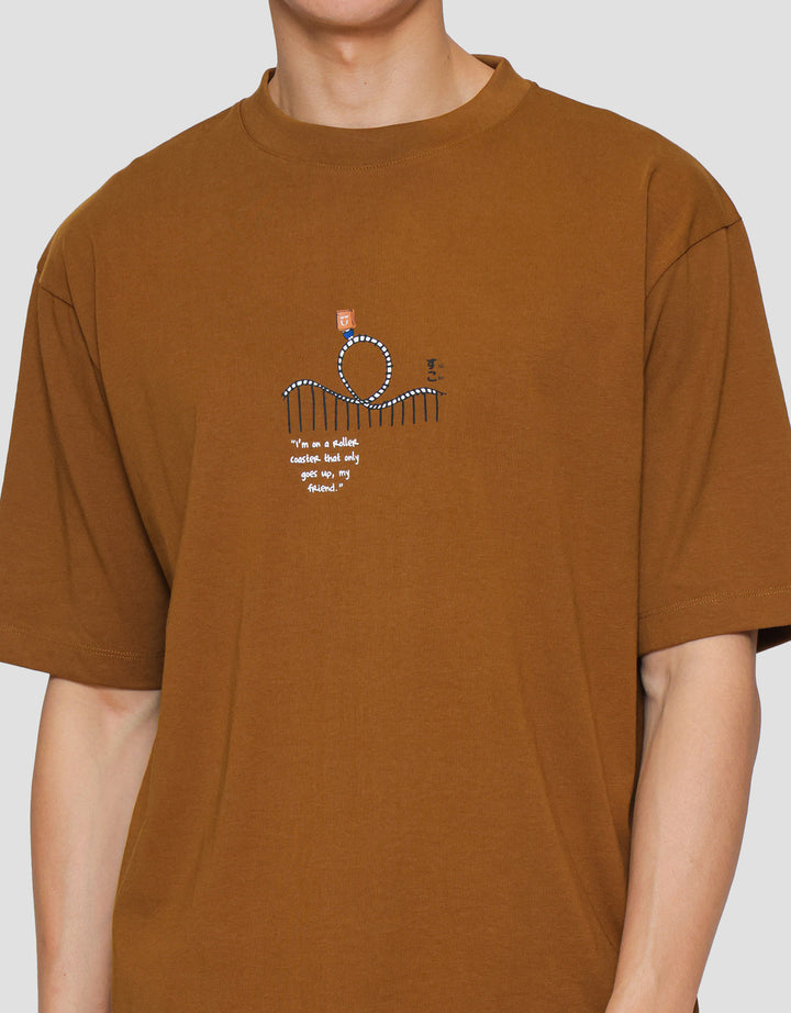 Suko Oversized Graphic Kerah Bulat Kaos Lengan Pendek Pria