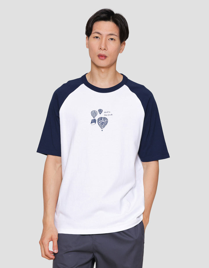 Suko Graphic Raglan Kerah Bulat Kaos Lengan Pendek Pria