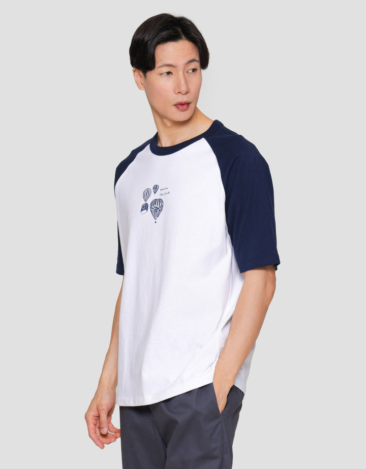 Suko Graphic Raglan Kerah Bulat Kaos Lengan Pendek Pria