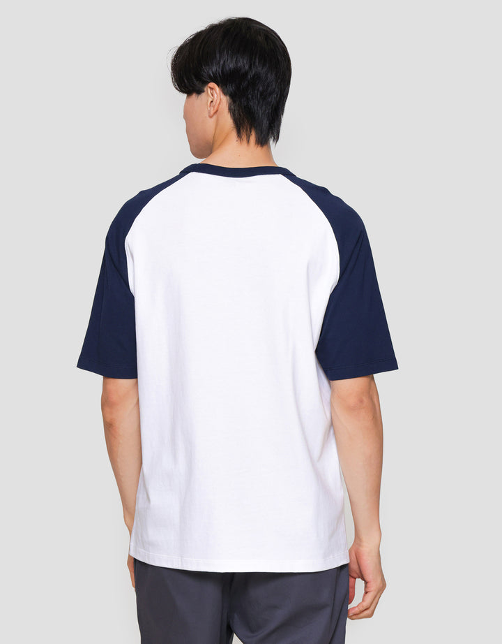 Suko Graphic Raglan Kerah Bulat Kaos Lengan Pendek Pria