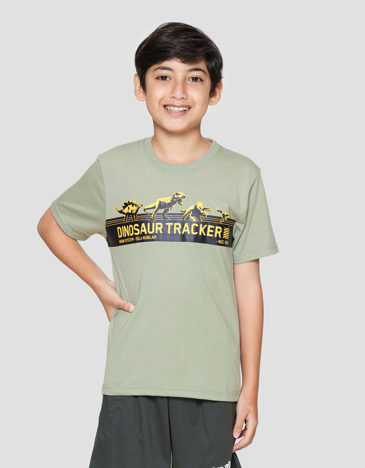 Character Jurassic Tracker Lis Tengah Kaos Anak Laki-laki