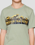 Character Jurassic Tracker Lis Tengah Kaos Anak Laki-laki