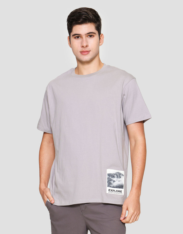 Cole Graphic Patch Print Corner Kaos Lengan Pendek Pria