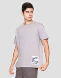 Cole Graphic Patch Print Corner Kaos Lengan Pendek Pria